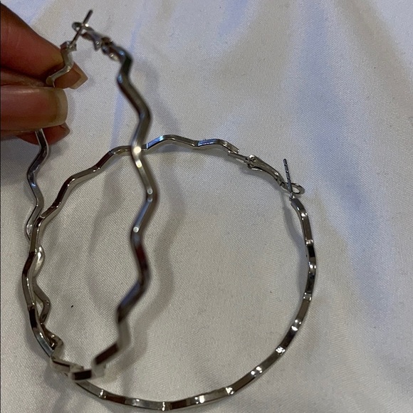 🔵3/$25 NY&Co Silver Hoop Earrings Set - Picture 4 of 4